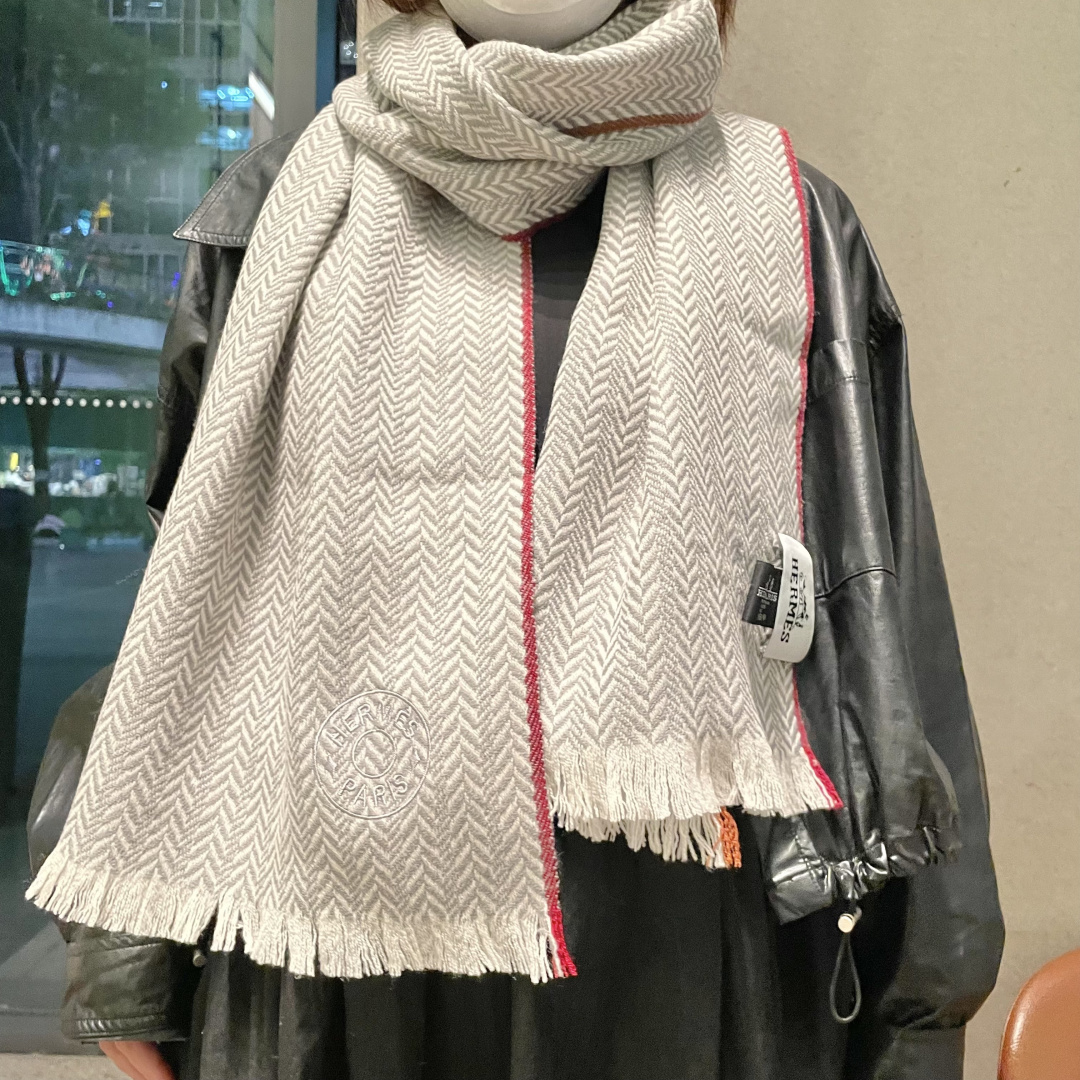 爱马仕人字条纹围巾，今年的新款，采用的是人字纹加彩条的设计，非常的大气,纯羊毛的用料，轻柔透气，保暖性好