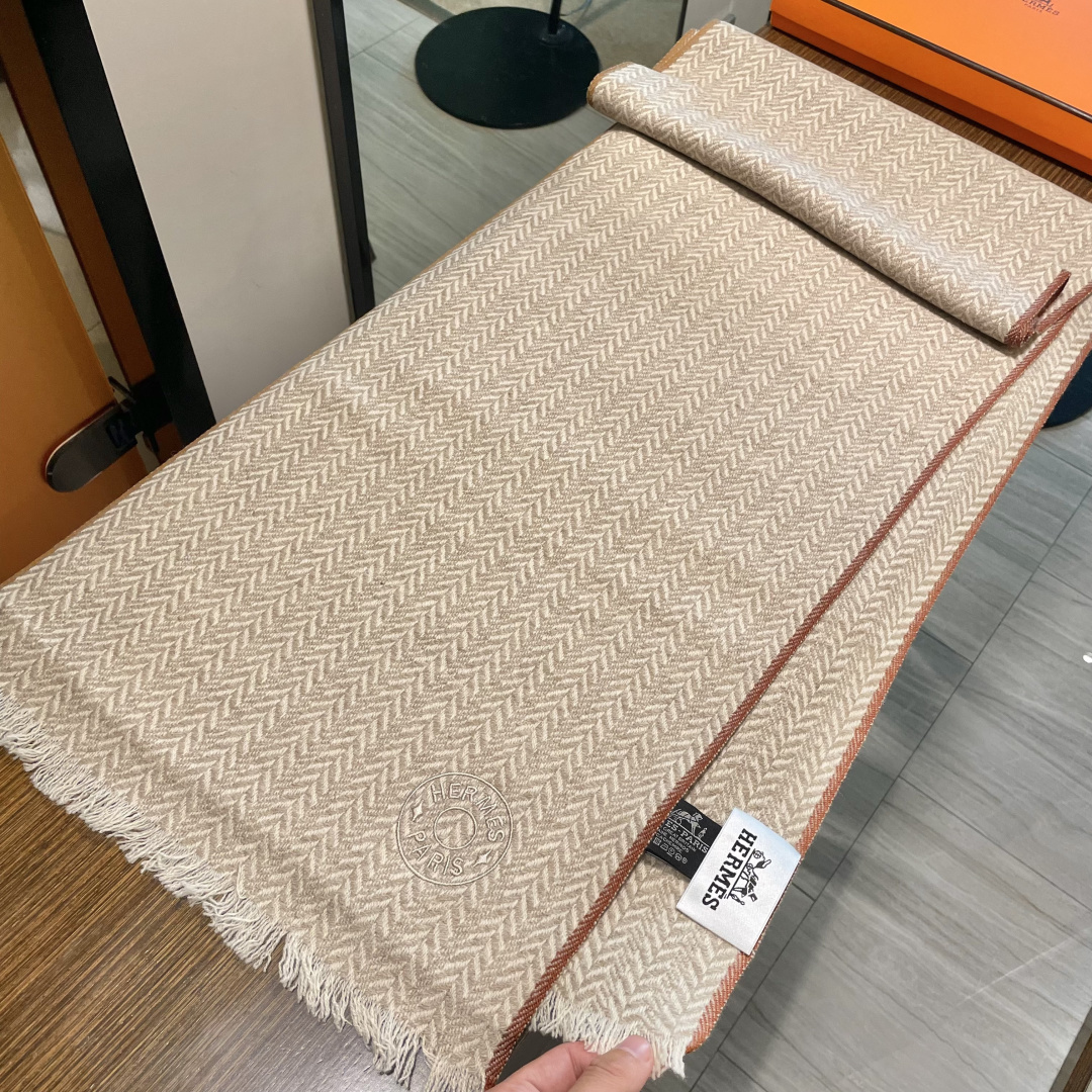 爱马仕人字条纹围巾，今年的新款，采用的是人字纹加彩条的设计，非常的大气,纯羊毛的用料，轻柔透气，保暖性好