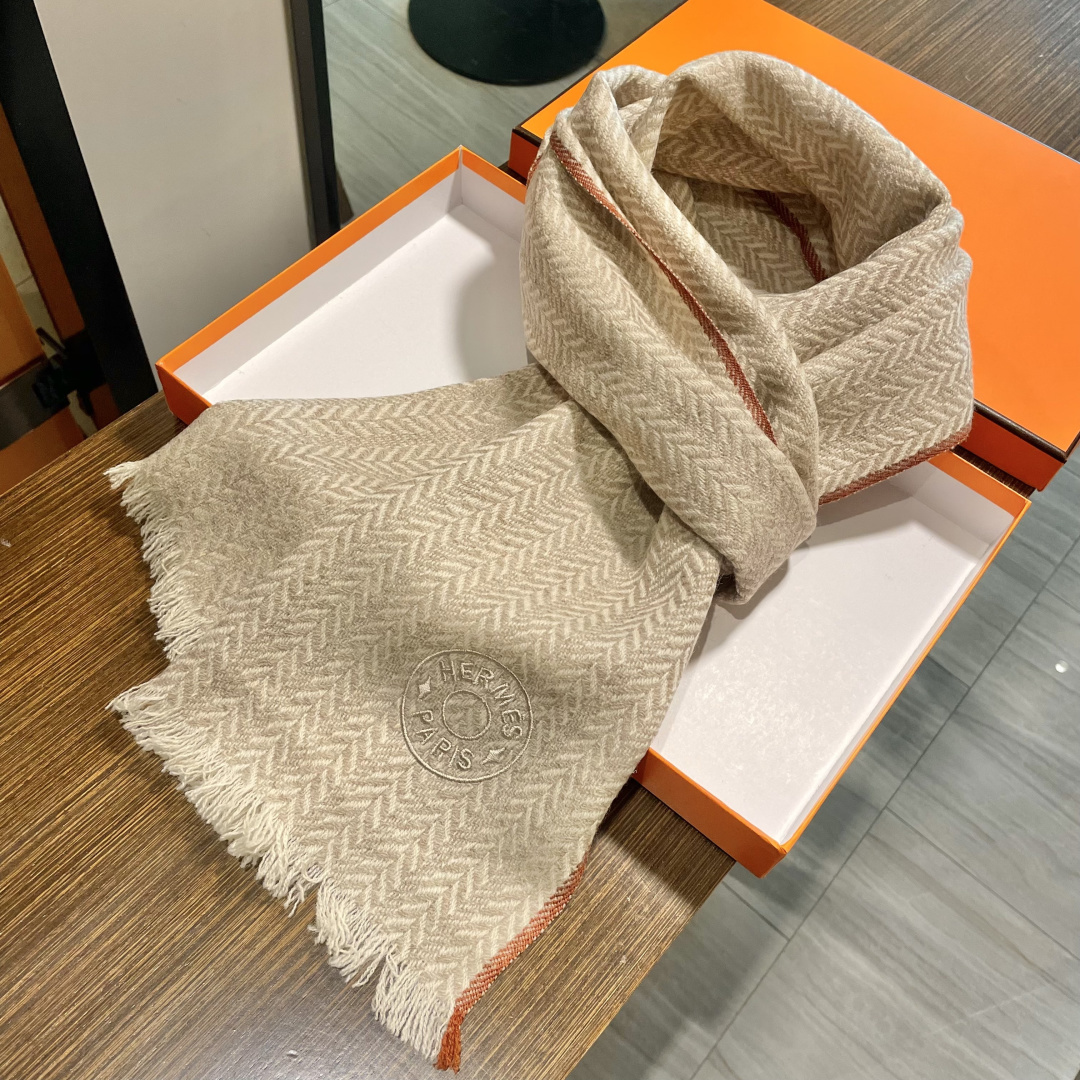 爱马仕人字条纹围巾，今年的新款，采用的是人字纹加彩条的设计，非常的大气,纯羊毛的用料，轻柔透气，保暖性好