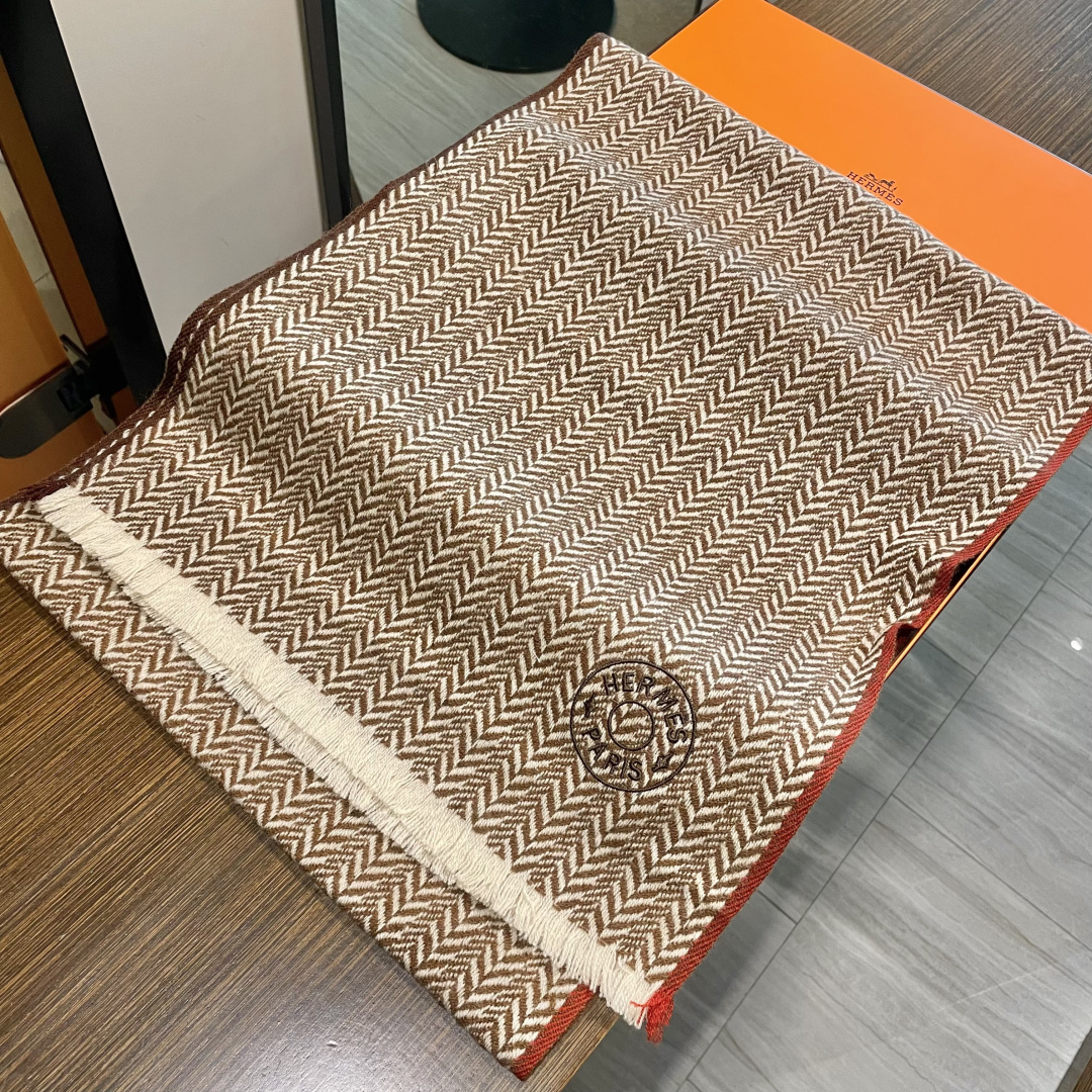 爱马仕人字条纹围巾，今年的新款，采用的是人字纹加彩条的设计，非常的大气,纯羊毛的用料，轻柔透气，保暖性好