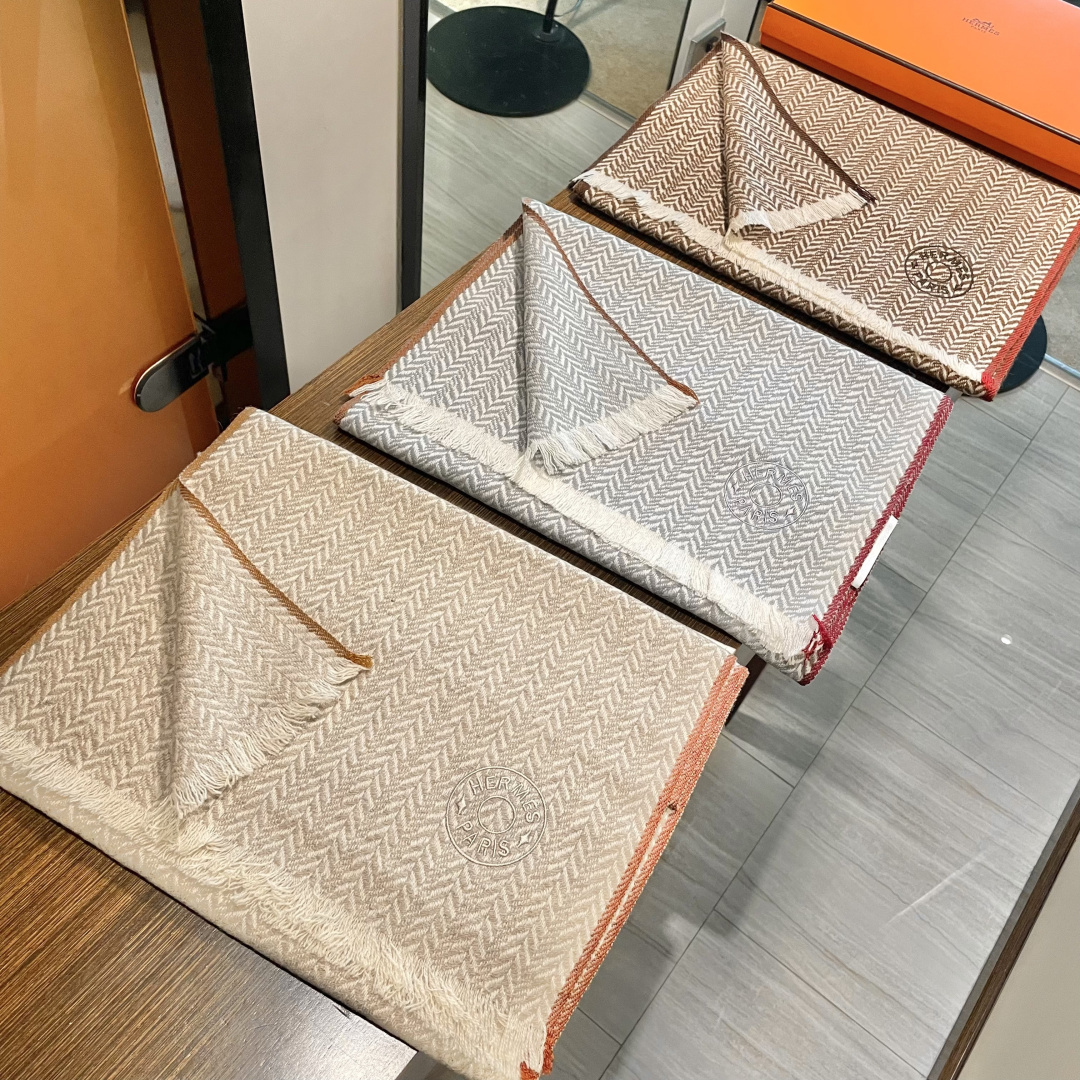 爱马仕人字条纹围巾，今年的新款，采用的是人字纹加彩条的设计，非常的大气,纯羊毛的用料，轻柔透气，保暖性好