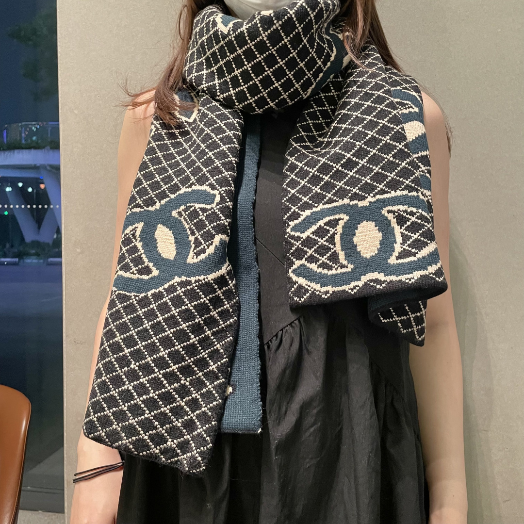 香奈儿针织双面围巾，顶级高端货👼👏绝美百搭款💋专柜限量哦‼️有钱都很难订到💛💙💜顶级山羊绒针织围巾，整条