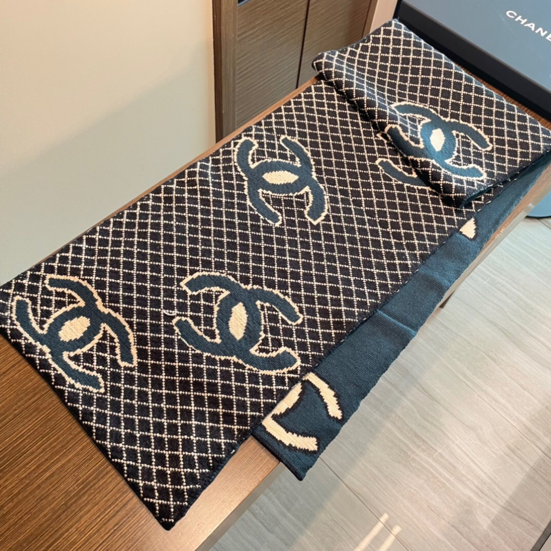 香奈儿针织双面围巾，顶级高端货👼👏绝美百搭款💋专柜限量哦‼️有钱都很难订到💛💙💜顶级山羊绒针织围巾，整条