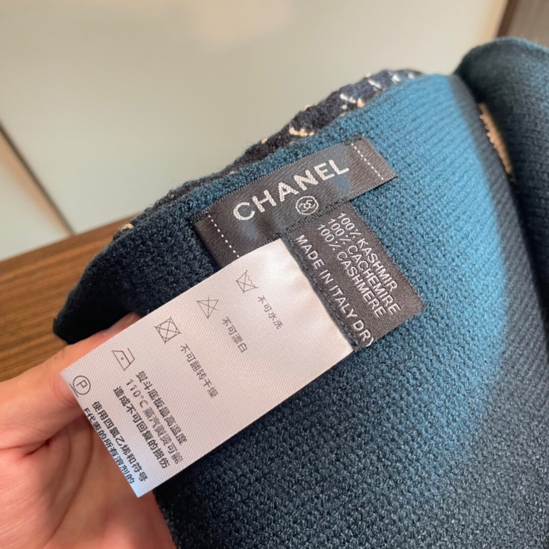 香奈儿针织双面围巾，顶级高端货👼👏绝美百搭款💋专柜限量哦‼️有钱都很难订到💛💙💜顶级山羊绒针织围巾，整条