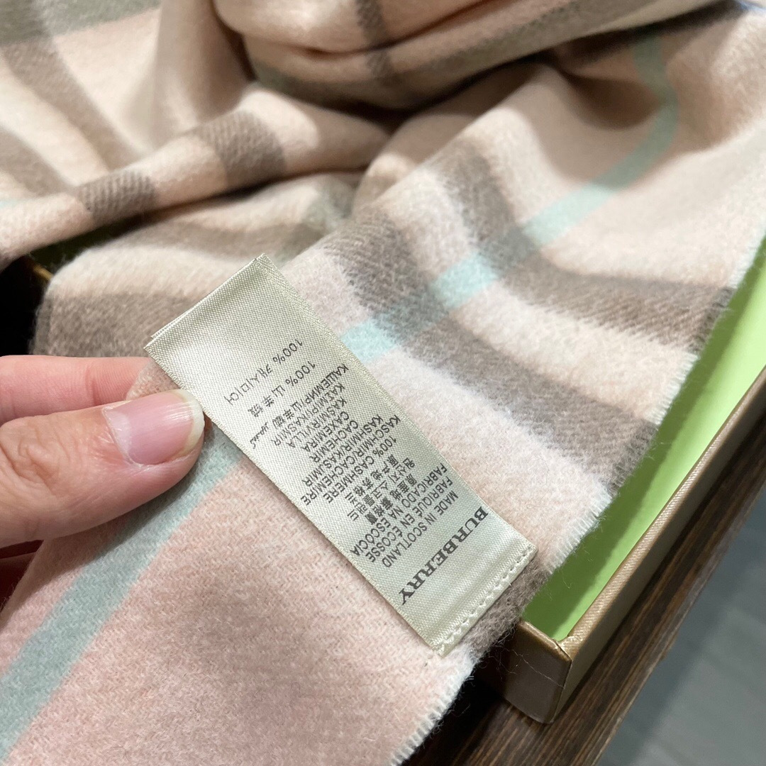 𝑩𝑼𝑹𝑩𝑬𝑹𝑹𝒀 【情侣刺绣羊绒围巾】怒赞自留，难得的高端男款！家属福利！非常正的男士围巾~面料大爱，非