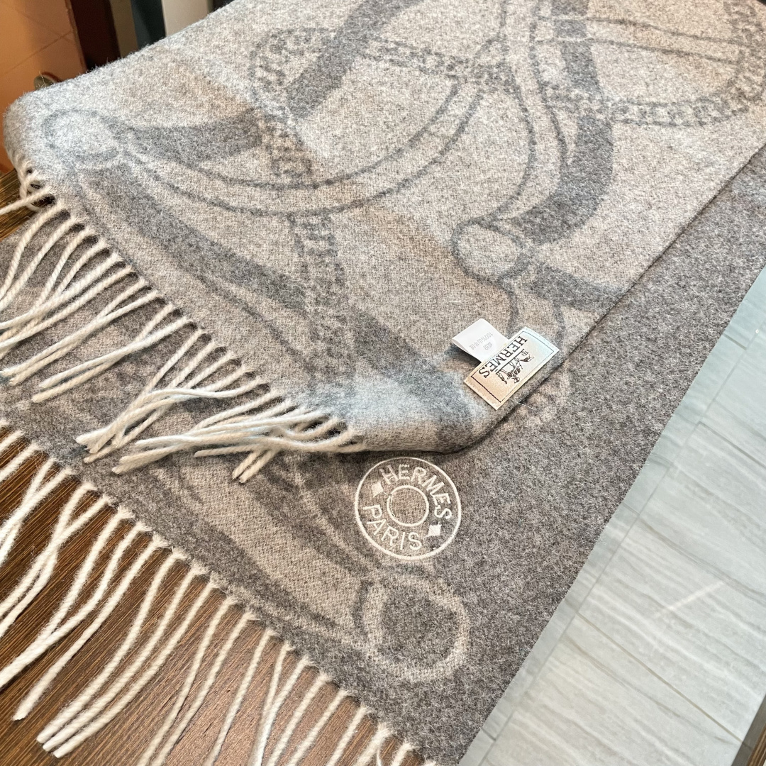 上新上新爱马仕男女款围巾且买且珍惜😍~都是出口订单所以比较难遇❤️东西讲究少而精😍好看的一定要收😎这款H