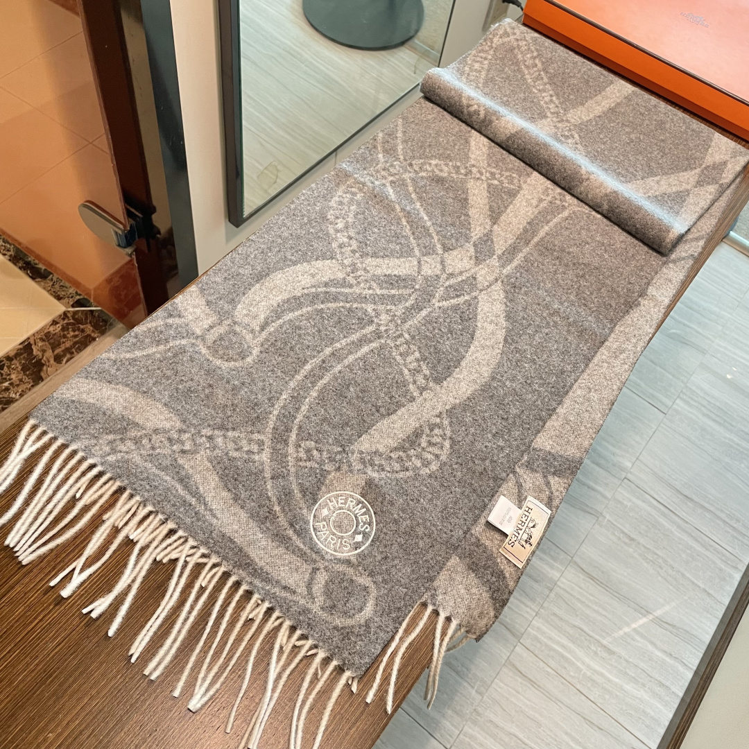 上新上新爱马仕男女款围巾且买且珍惜😍~都是出口订单所以比较难遇❤️东西讲究少而精😍好看的一定要收😎这款H