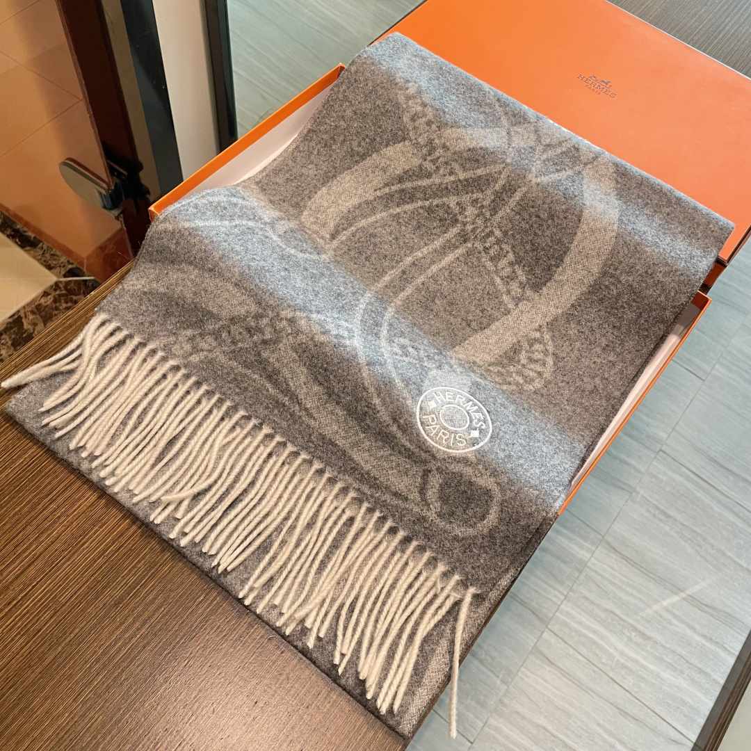 上新上新爱马仕男女款围巾且买且珍惜😍~都是出口订单所以比较难遇❤️东西讲究少而精😍好看的一定要收😎这款H