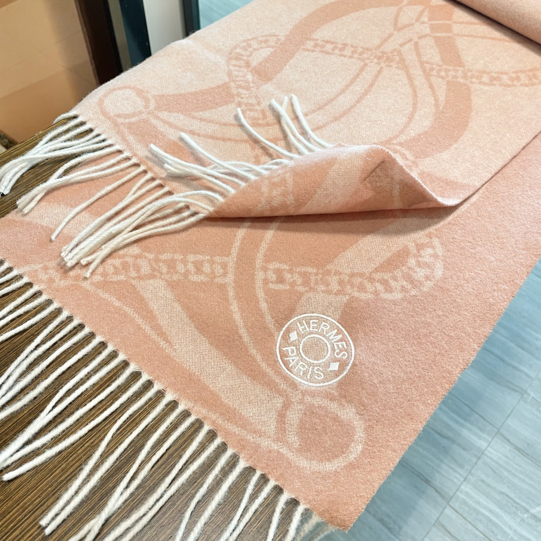 上新上新爱马仕男女款围巾且买且珍惜😍~都是出口订单所以比较难遇❤️东西讲究少而精😍好看的一定要收😎这款H