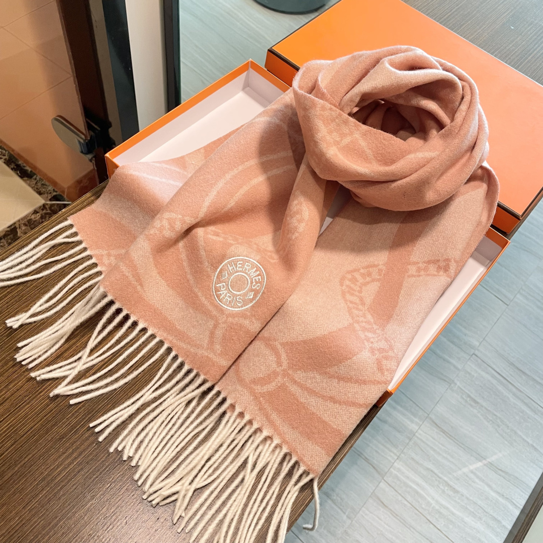 上新上新爱马仕男女款围巾且买且珍惜😍~都是出口订单所以比较难遇❤️东西讲究少而精😍好看的一定要收😎这款H