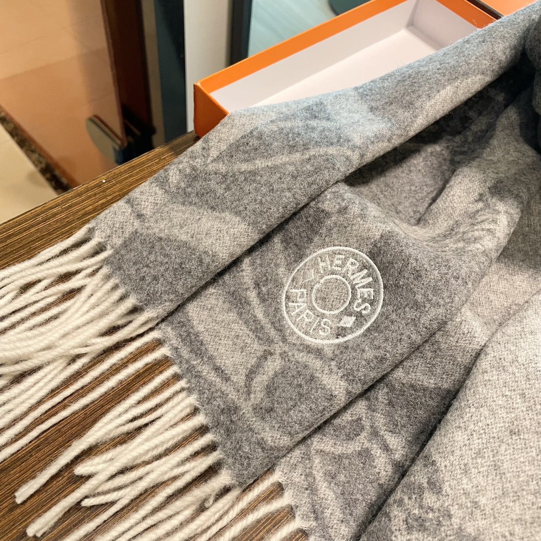 上新上新爱马仕男女款围巾且买且珍惜😍~都是出口订单所以比较难遇❤️东西讲究少而精😍好看的一定要收😎这款H