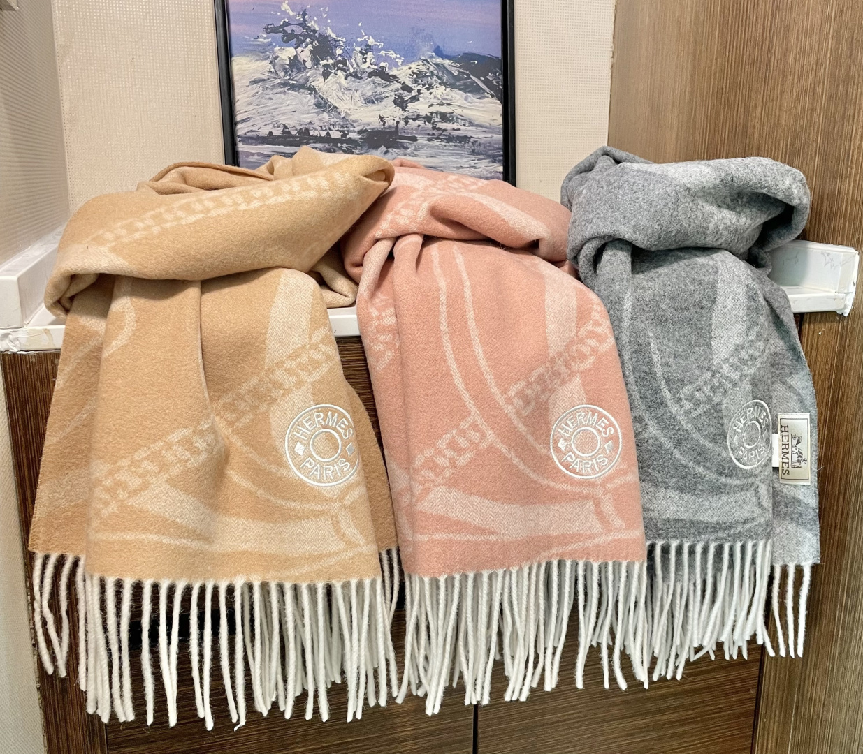 上新上新爱马仕男女款围巾且买且珍惜😍~都是出口订单所以比较难遇❤️东西讲究少而精😍好看的一定要收😎这款H