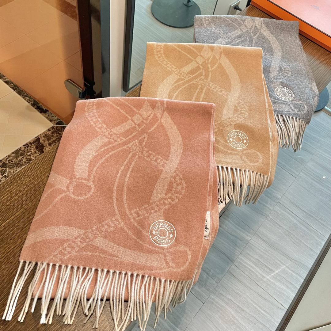 上新上新爱马仕男女款围巾且买且珍惜😍~都是出口订单所以比较难遇❤️东西讲究少而精😍好看的一定要收😎这款H
