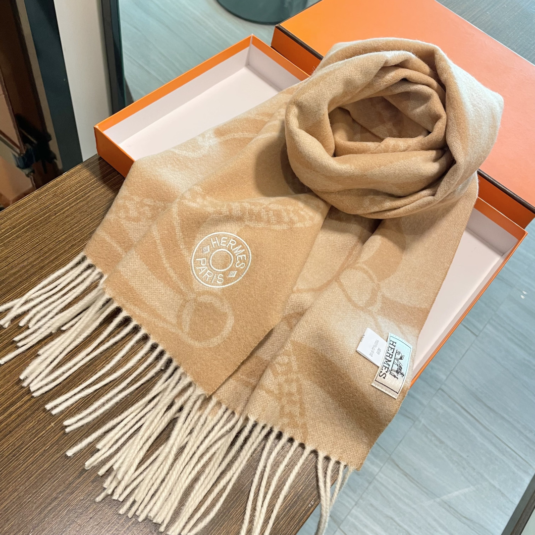 上新上新爱马仕男女款围巾且买且珍惜😍~都是出口订单所以比较难遇❤️东西讲究少而精😍好看的一定要收😎这款H