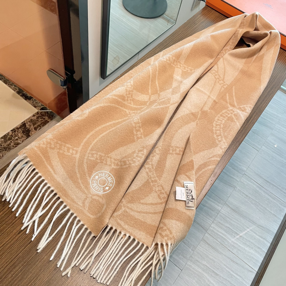 上新上新爱马仕男女款围巾且买且珍惜😍~都是出口订单所以比较难遇❤️东西讲究少而精😍好看的一定要收😎这款H