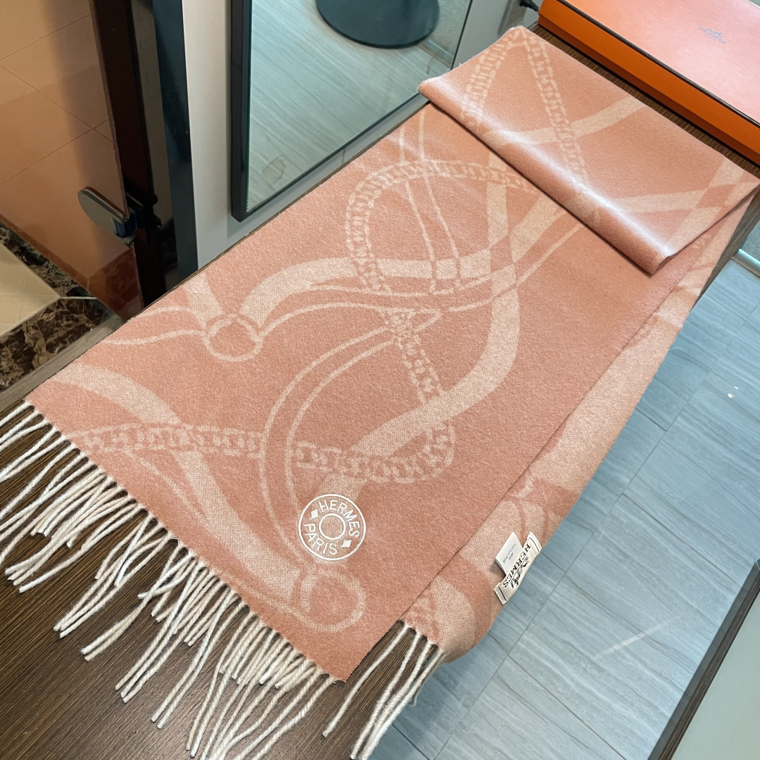 上新上新爱马仕男女款围巾且买且珍惜😍~都是出口订单所以比较难遇❤️东西讲究少而精😍好看的一定要收😎这款H