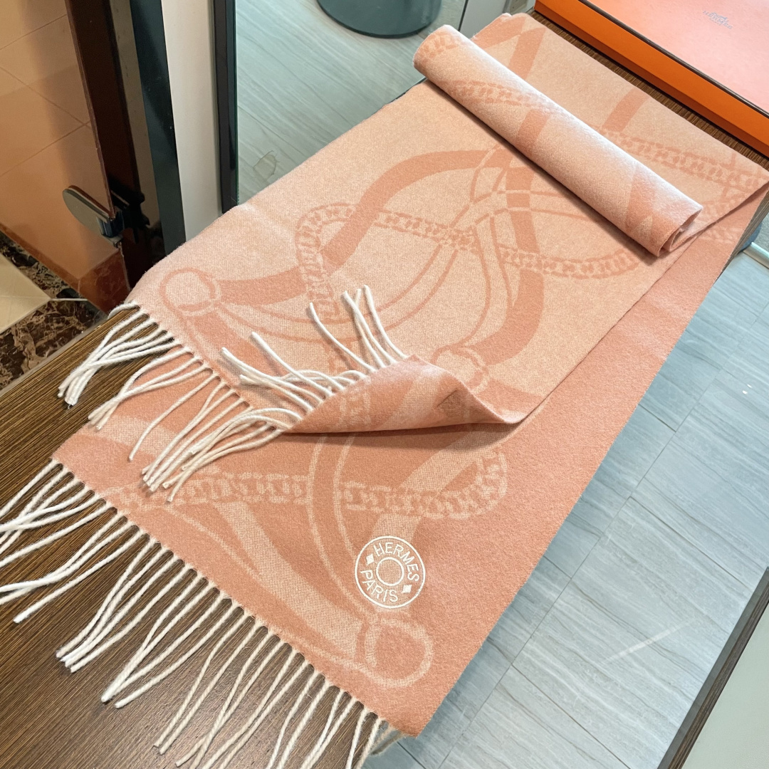 上新上新爱马仕男女款围巾且买且珍惜😍~都是出口订单所以比较难遇❤️东西讲究少而精😍好看的一定要收😎这款H