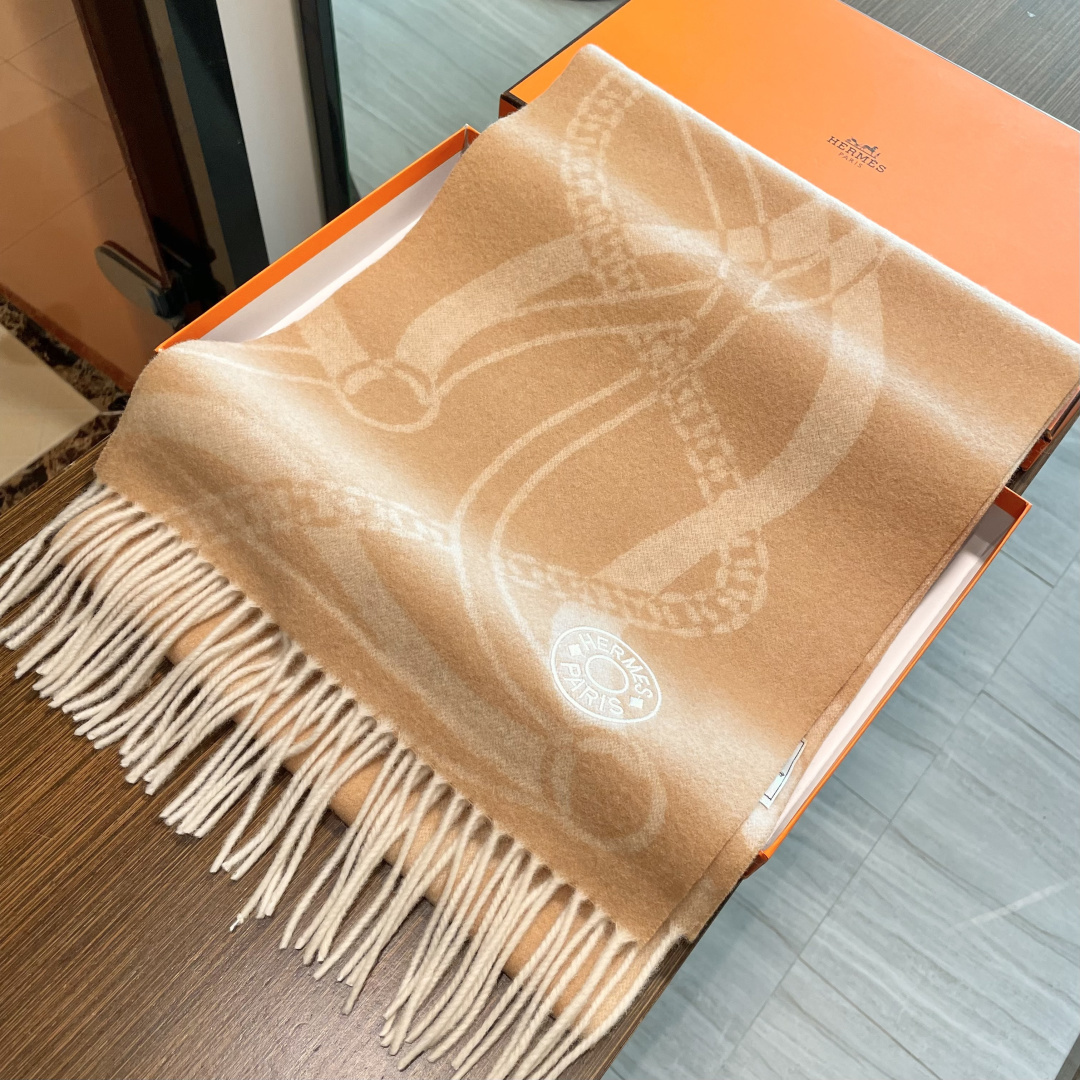 上新上新爱马仕男女款围巾且买且珍惜😍~都是出口订单所以比较难遇❤️东西讲究少而精😍好看的一定要收😎这款H