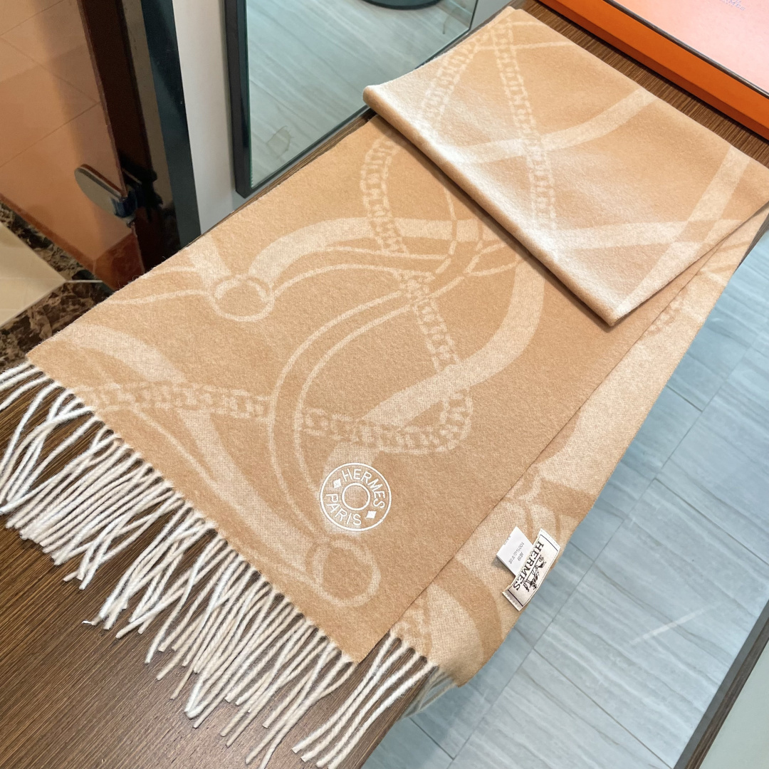 上新上新爱马仕男女款围巾且买且珍惜😍~都是出口订单所以比较难遇❤️东西讲究少而精😍好看的一定要收😎这款H