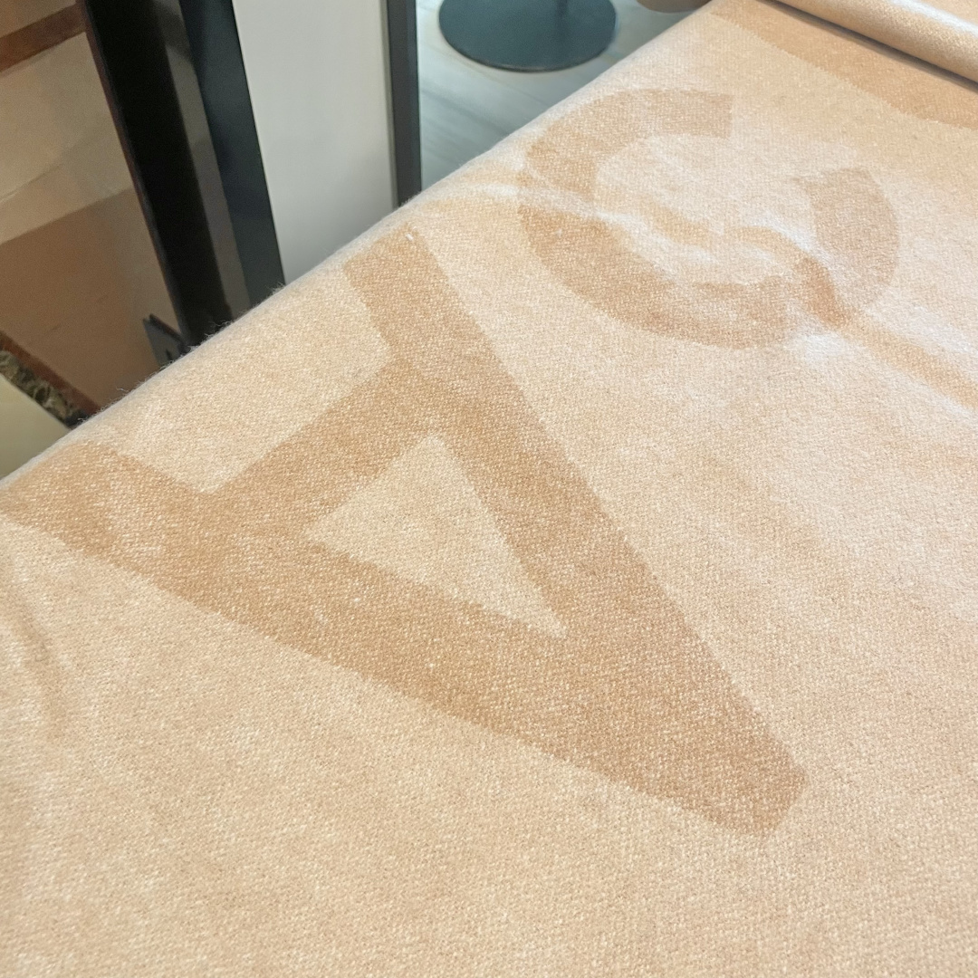 【acne大字母披肩】今年最热的款 🚨🚨原单原厂出品 超级大logo 🎆🎆双面三色纱提花工艺 🎟🎟波普艺