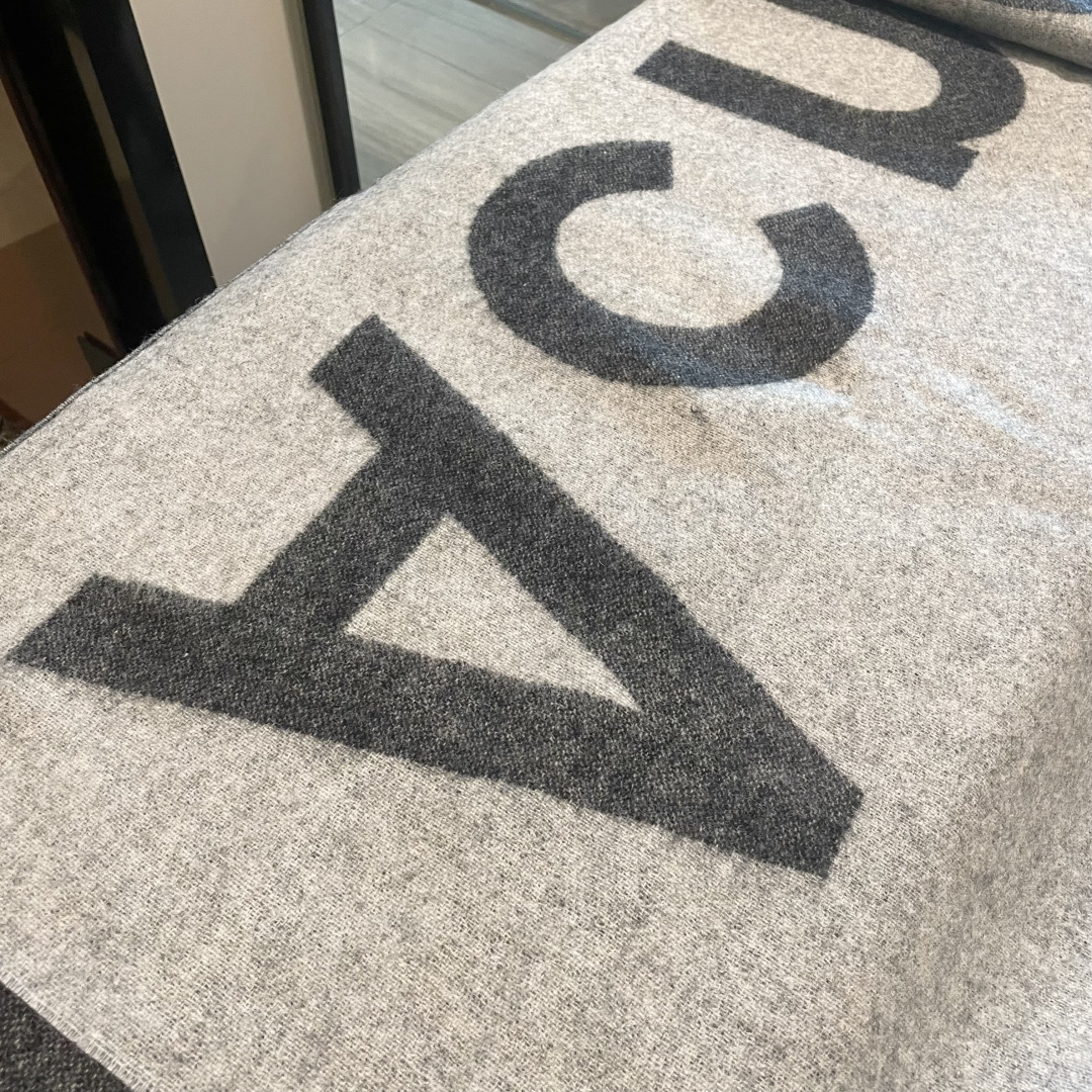 【acne大字母披肩】今年最热的款 🚨🚨原单原厂出品 超级大logo 🎆🎆双面三色纱提花工艺 🎟🎟波普艺