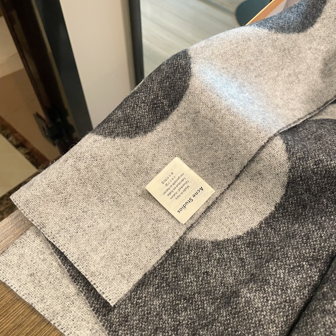 【acne大字母披肩】今年最热的款 🚨🚨原单原厂出品 超级大logo 🎆🎆双面三色纱提花工艺 🎟🎟波普艺