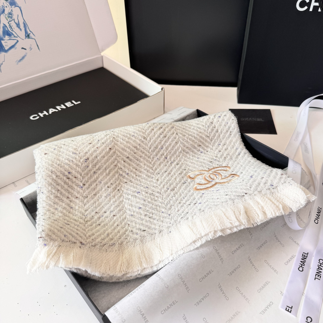 新款 搭配利器🆕🆕 香奈儿系列货 专供viP 产品 ♥顶级苏格兰进口绵羊毛 纹路织法使围巾赋有弹性且柔软