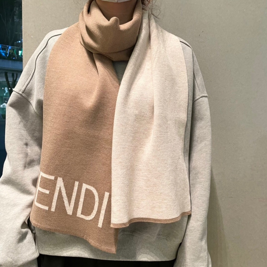 NO:728647,Hot new items, exclusive items for couples. Luxury lies in sizes. High-end quality and super high cashmere quality will be favored by this brand. This quality is a very rare knitted scarf on the market. It is really a super high-end product. Only such a big brand can have it. Every color is loved and every color is reserved. Selling one less good product. Imported pure cashmere size 200*32 high version scarf, high version scarf, fendi19860909爆款上新 情侣款F家独家牛货 奢华尽在尺寸之间,高端品质具有超高羊绒品质才会被此品牌青睐这种精品是市场上及其少见的围巾针织,真是超级高端货只有这种大品牌才会拥有每色都是大爱每色都留.卖一条少一条的好货 进口纯羊绒 尺寸200*32高版本围巾,高版本围巾,fendi,scarf