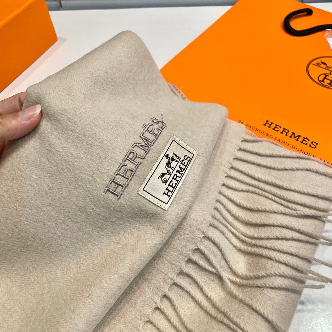 爱马仕❗👫同款围巾且买且珍惜羊绒款😍~都是出口订单所以比较难遇❤东西讲究少而精😍好看的一定要收😎这款H家