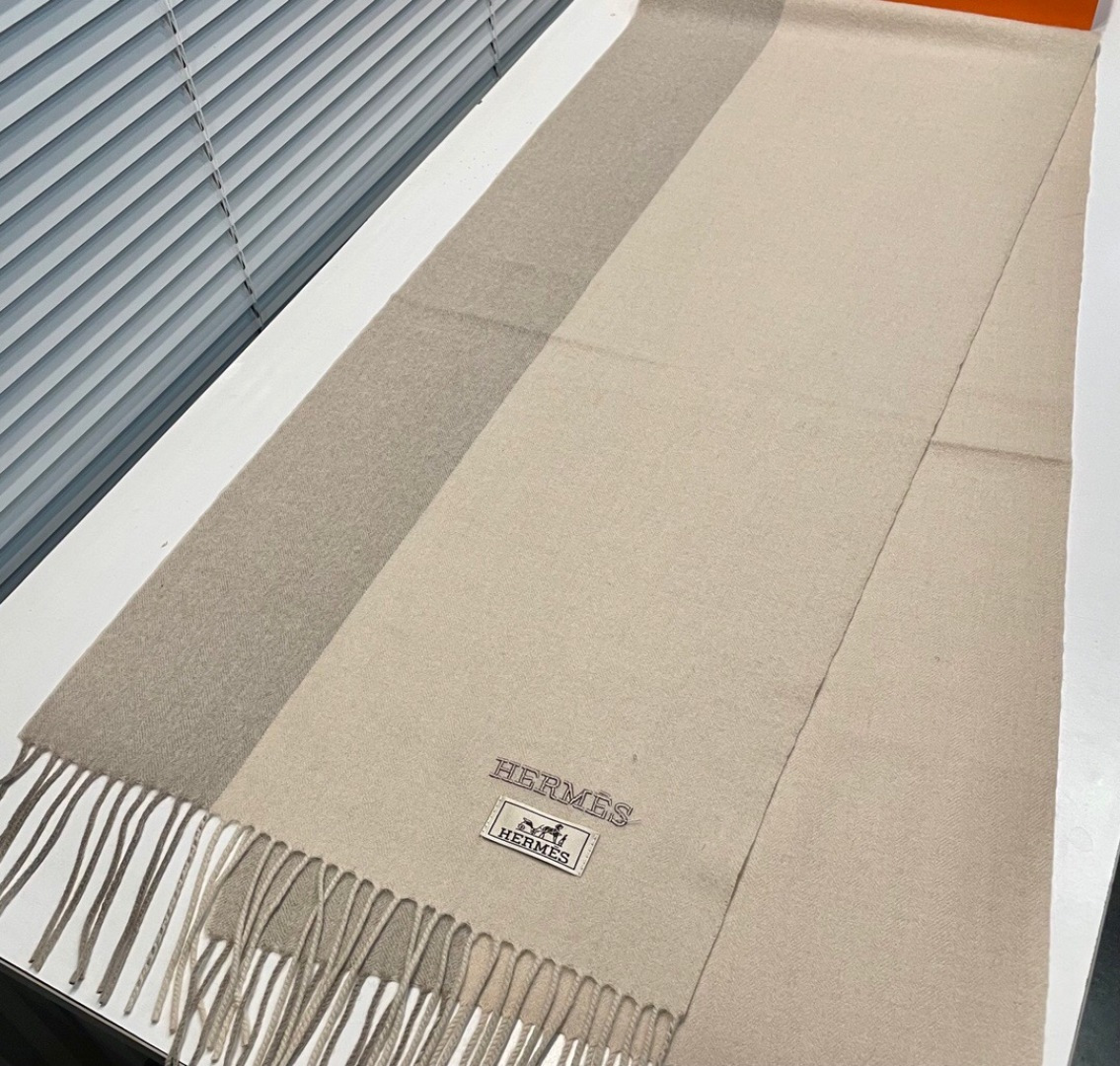 爱马仕❗👫同款围巾且买且珍惜羊绒款😍~都是出口订单所以比较难遇❤东西讲究少而精😍好看的一定要收😎这款H家