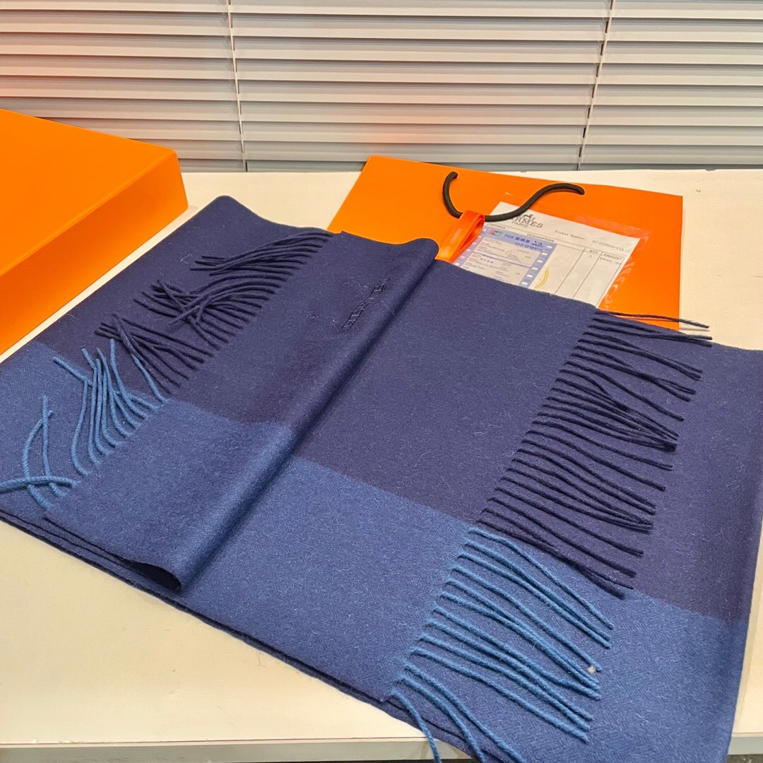 爱马仕❗👫同款围巾且买且珍惜羊绒款😍~都是出口订单所以比较难遇❤东西讲究少而精😍好看的一定要收😎这款H家