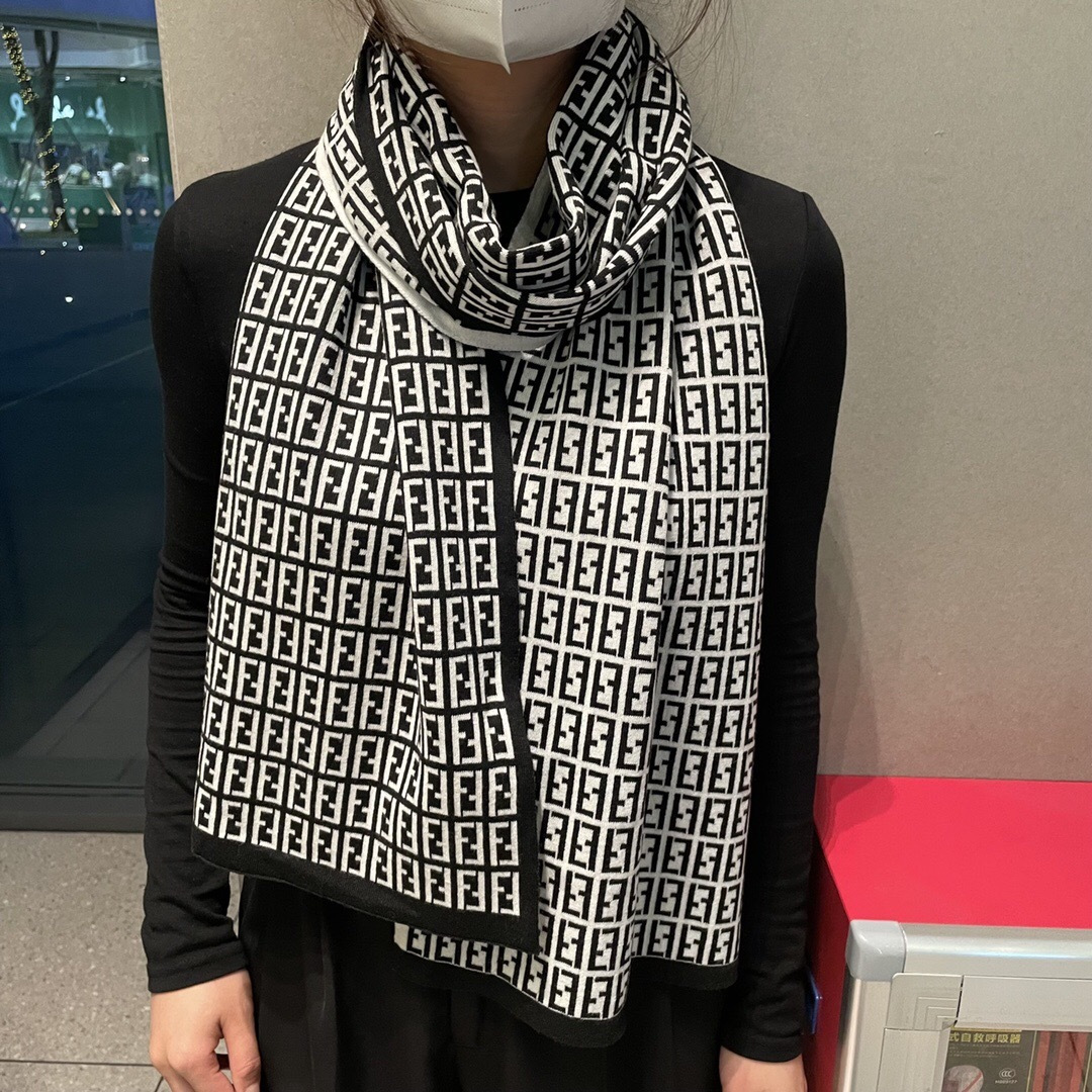 经典FF字母元素围巾，专柜也是刚上架的好玩意儿‼今年的芬迪也是起飞的架势，火的不要不要的，这款真真儿的正