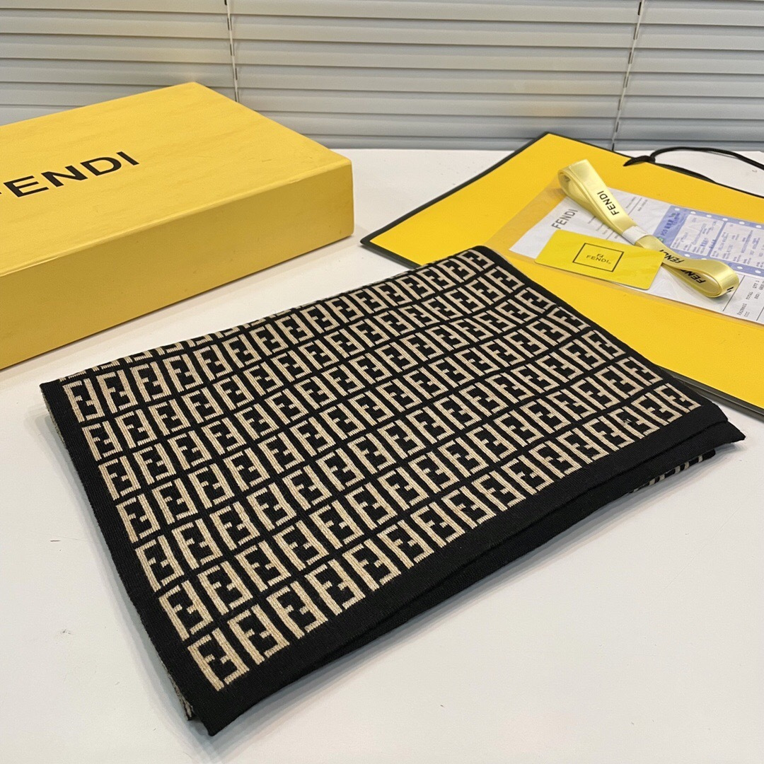 经典FF字母元素围巾，专柜也是刚上架的好玩意儿‼今年的芬迪也是起飞的架势，火的不要不要的，这款真真儿的正