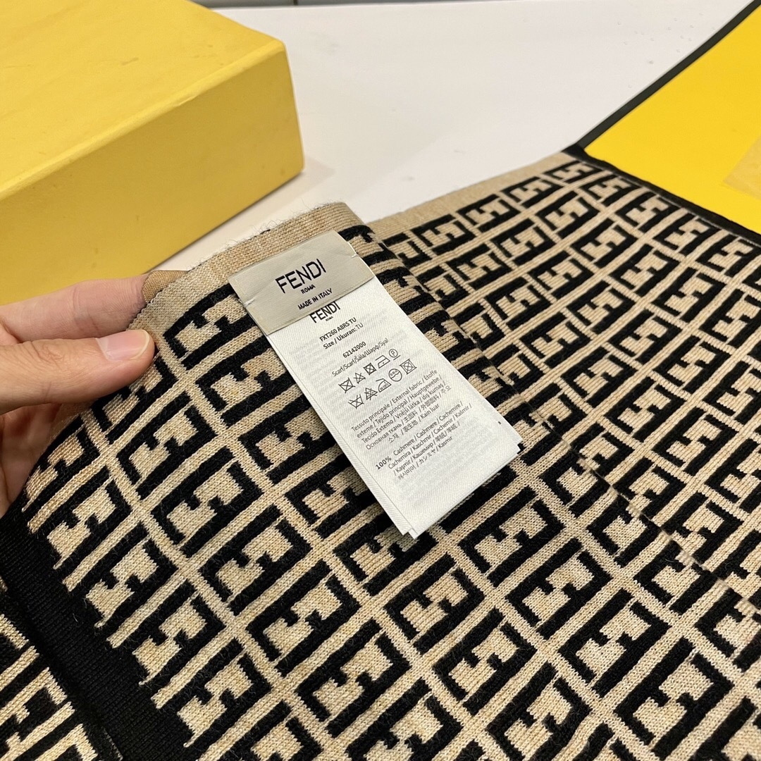 经典FF字母元素围巾，专柜也是刚上架的好玩意儿‼今年的芬迪也是起飞的架势，火的不要不要的，这款真真儿的正