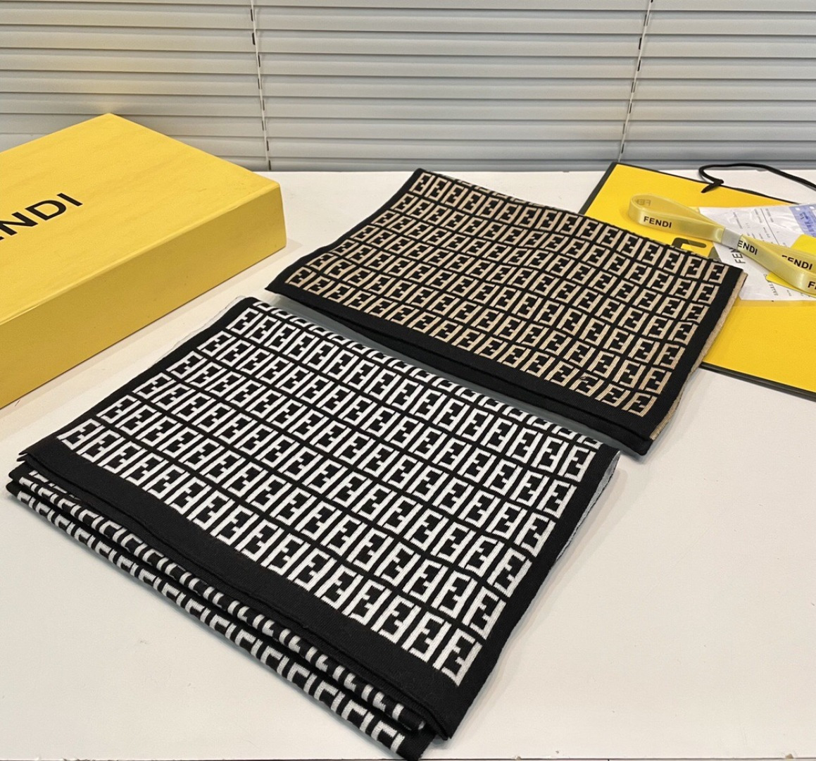 经典FF字母元素围巾，专柜也是刚上架的好玩意儿‼今年的芬迪也是起飞的架势，火的不要不要的，这款真真儿的正