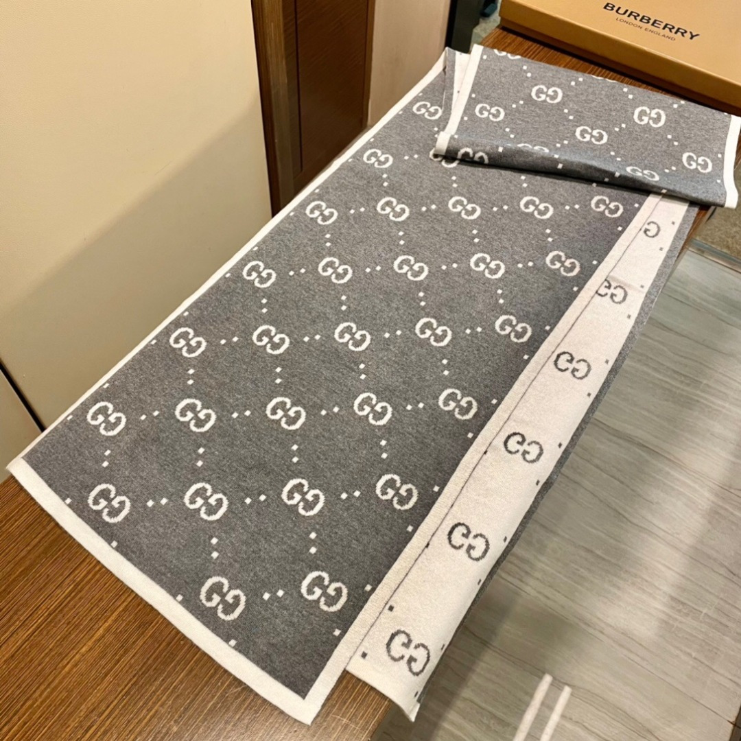 爆款上👍 G家独家牛货【GG针织蜜蜂】🐂 高端品质针织拼接围巾‼️这种精品是市场上及其少见的，GG元素针