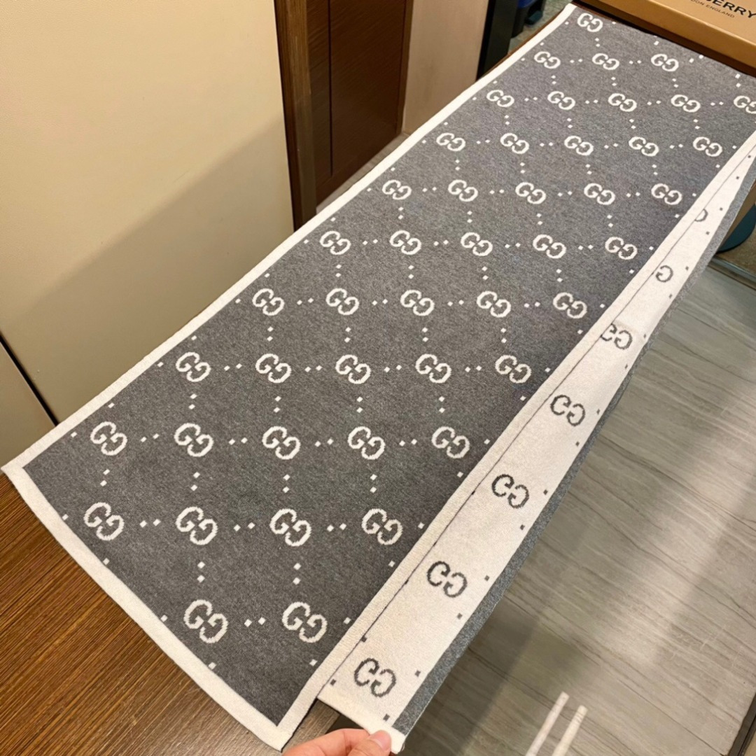 爆款上👍 G家独家牛货【GG针织蜜蜂】🐂 高端品质针织拼接围巾‼️这种精品是市场上及其少见的，GG元素针