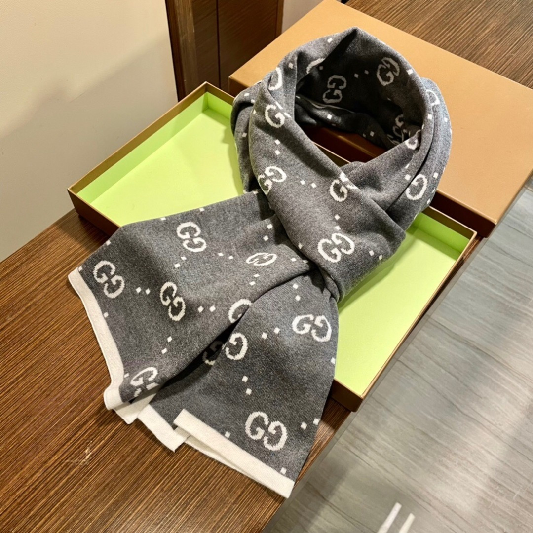 爆款上👍 G家独家牛货【GG针织蜜蜂】🐂 高端品质针织拼接围巾‼️这种精品是市场上及其少见的，GG元素针