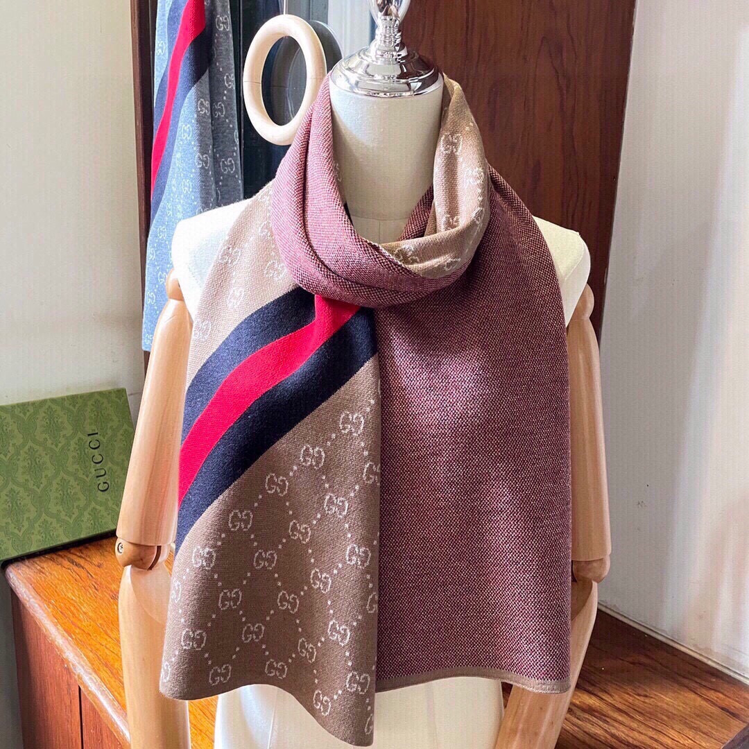 爆款到货古奇男女通用针织围巾👑柔和舒适的羊毛带来今季最温暖贴心呵护❤️最顶级的品质❤️羊绒线织出漂亮精致