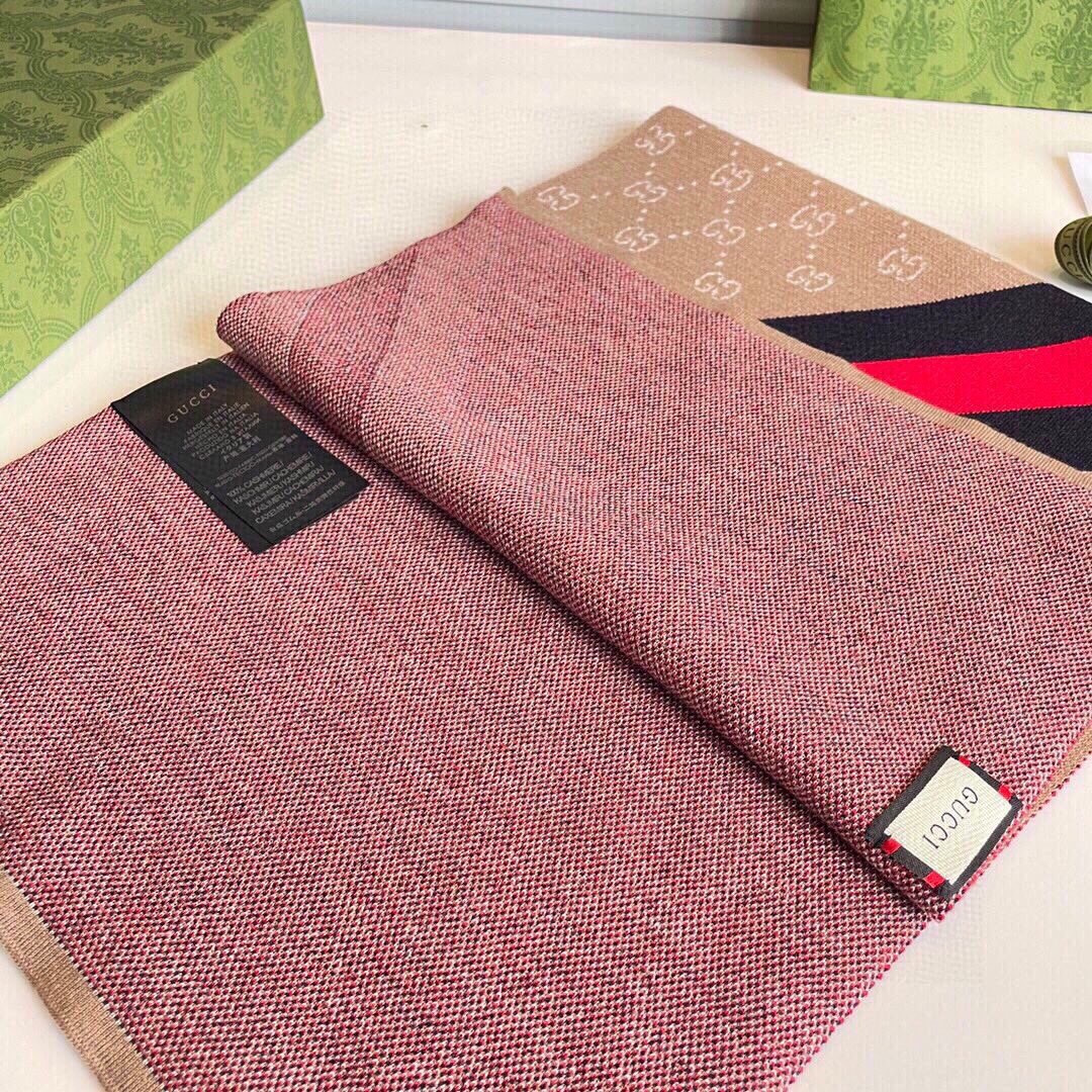 爆款到货古奇男女通用针织围巾👑柔和舒适的羊毛带来今季最温暖贴心呵护❤️最顶级的品质❤️羊绒线织出漂亮精致