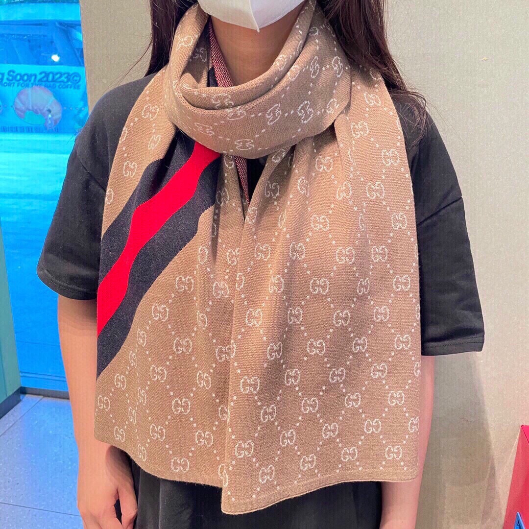NO:728663,The popular Gucci unisex knitted scarf has arrived. The soft and comfortable wool brings this season's warmest and most considerate care. The top quality cashmere thread weaves a beautiful and exquisite texture. It is generous and practical, comfortable and warm, and is made of top quality materials!  Very perfect!  No matter what age you are, owning this suit will give you all the temperament and elegance you wish for!  Specification 32X190 high version scarf, high version scarf19860909爆款到货古奇男女通用针织围巾柔和舒适的羊毛带来今季最温暖贴心呵护最顶级的品质羊绒线织出漂亮精致的纹理,大方实用,舒适保暖,顶级材质！非常完美！无论什么年龄段,拥有这款套装就拥有了一切你所希望拥有的气质与优雅品味！规格32X190高版本围巾,高版本围巾,scarf