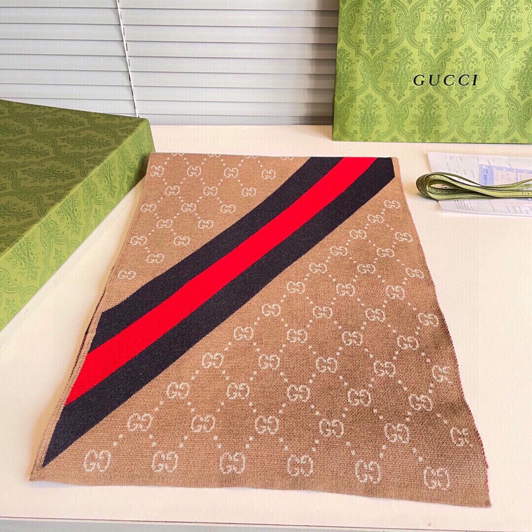 爆款到货古奇男女通用针织围巾👑柔和舒适的羊毛带来今季最温暖贴心呵护❤️最顶级的品质❤️羊绒线织出漂亮精致