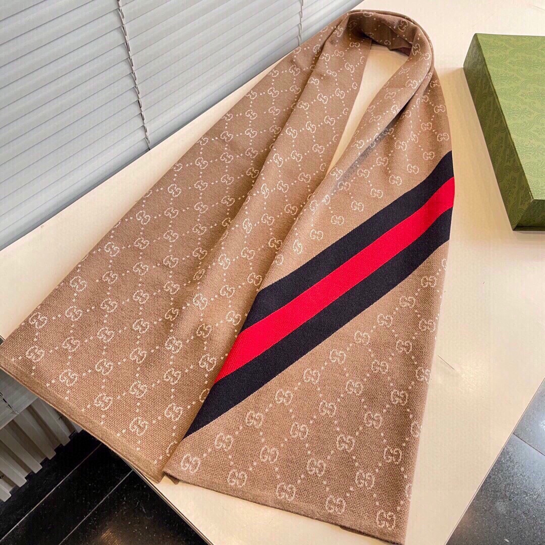 爆款到货古奇男女通用针织围巾👑柔和舒适的羊毛带来今季最温暖贴心呵护❤️最顶级的品质❤️羊绒线织出漂亮精致