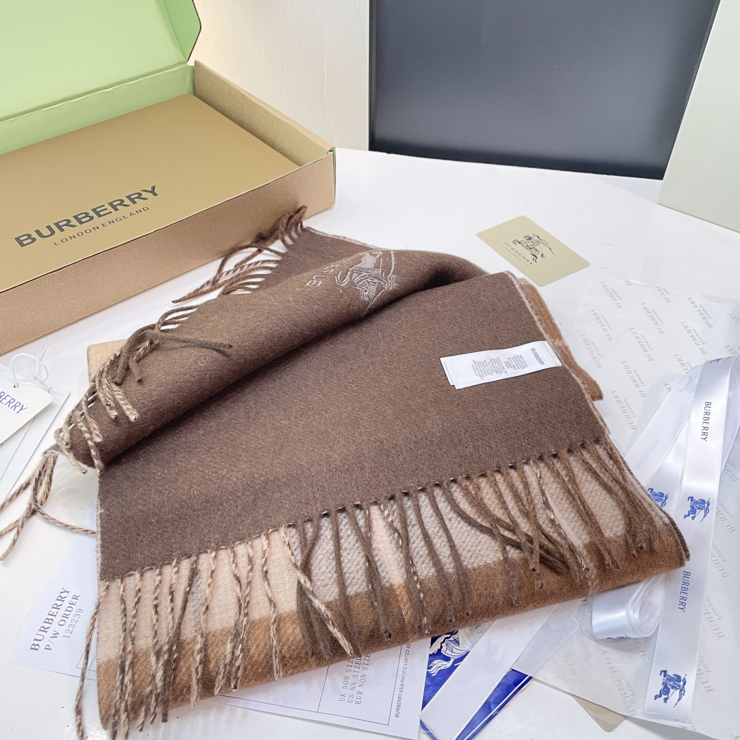 Burberry双面条纹羊羔毛绒围巾👍最新英国专柜的单子‼️极品奢华点在于：一面是经典羊绒格子字母徽标提