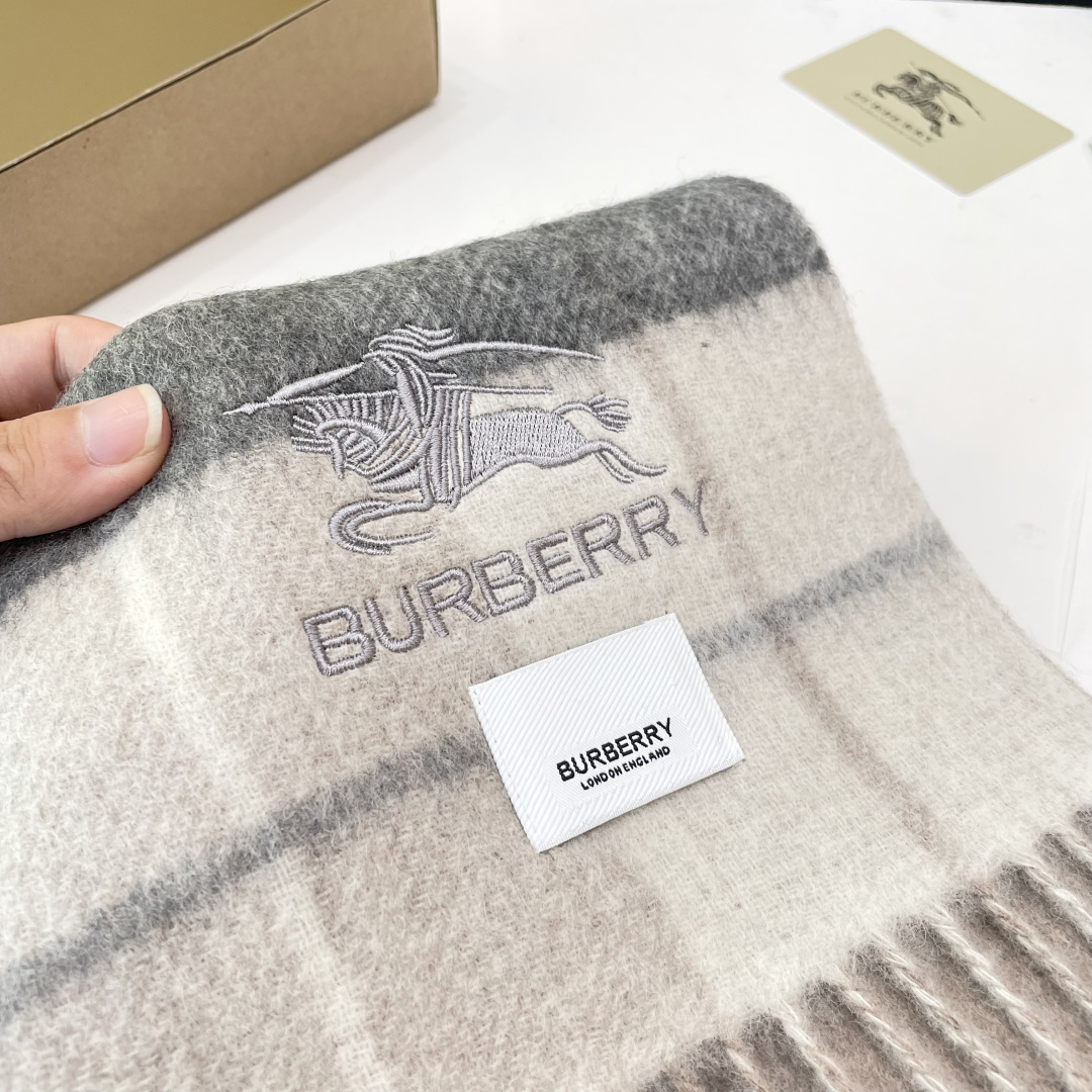 Burberry双面条纹羊羔毛绒围巾👍最新英国专柜的单子‼️极品奢华点在于：一面是经典羊绒格子字母徽标提