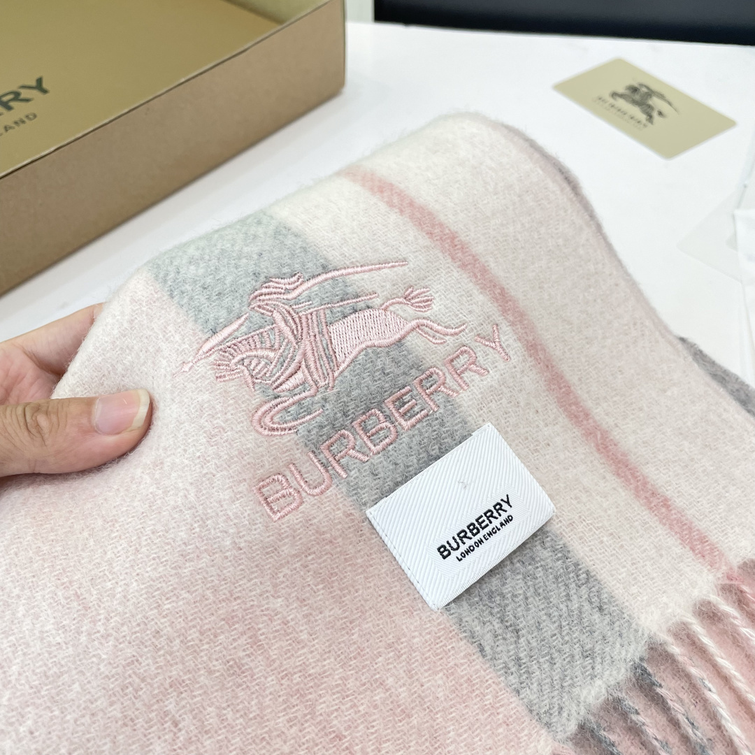 Burberry双面条纹羊羔毛绒围巾👍最新英国专柜的单子‼️极品奢华点在于：一面是经典羊绒格子字母徽标提