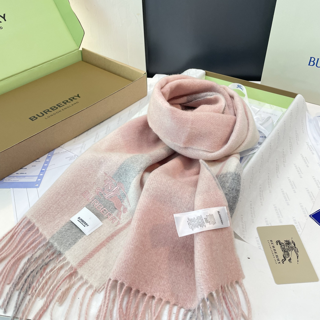 Burberry双面条纹羊羔毛绒围巾👍最新英国专柜的单子‼️极品奢华点在于：一面是经典羊绒格子字母徽标提