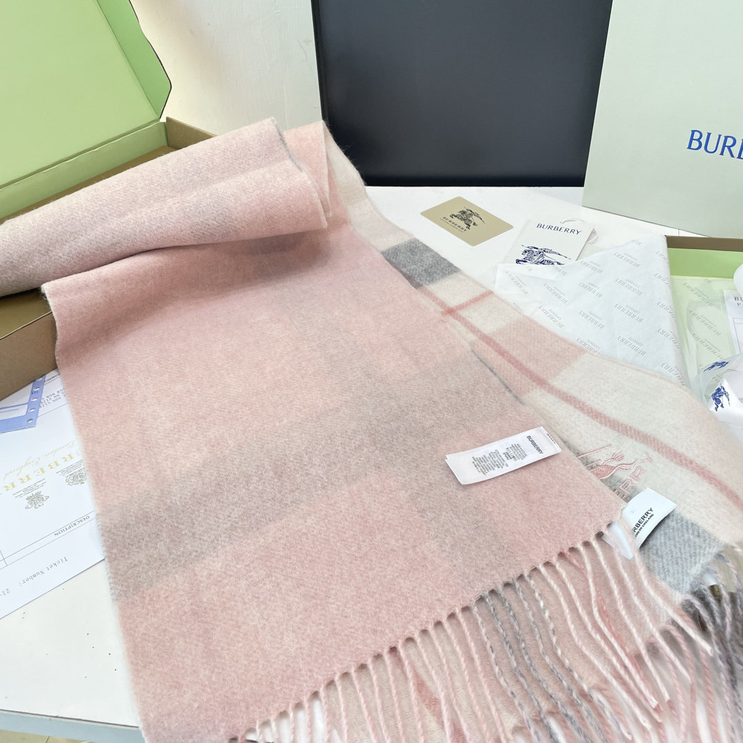 Burberry双面条纹羊羔毛绒围巾👍最新英国专柜的单子‼️极品奢华点在于：一面是经典羊绒格子字母徽标提