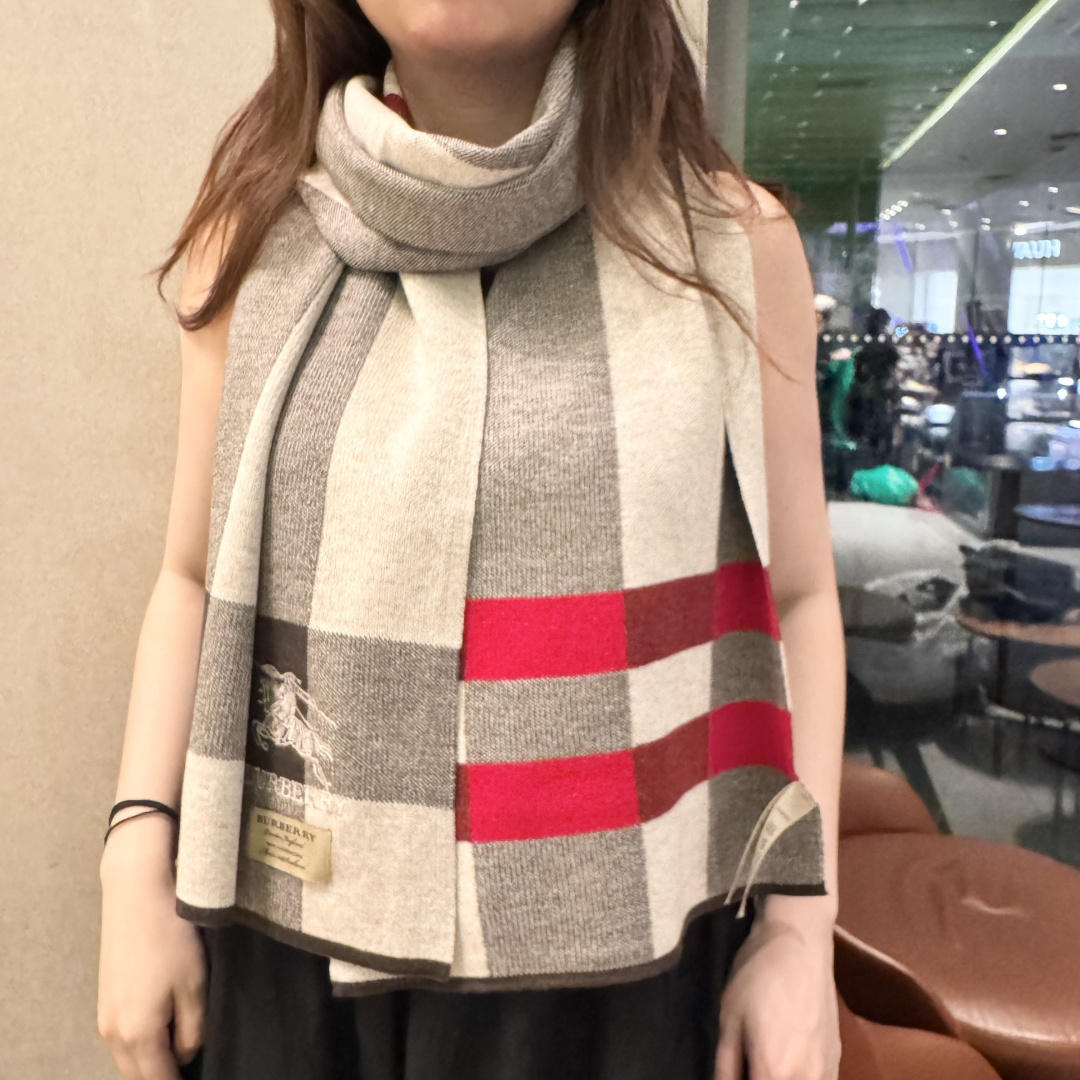 NO:728675,Burberry high-end cashmere knitted scarf!  】It can be formal or casual, a very Classic men's design. This weaving method is more difficult, it consumes a lot of yarn, and the craftsmanship is very difficult!  !  It is definitely a piece with timeless aesthetics!  This cashmere scarf looks good on any person, and its shape is truly unique!  !  In fact, there is no superfluous design, and it looks good no matter how you wear it!  Cashmere, size 30*cm, is suitable for formal wear or casual wear. It can be folded in half or hung in a circle. It has a warm and graceful style. High version scarf, high version scarf, burberry19860909巴宝莉高端羊绒针织围巾！】可正式,可随意,非常Classical的男款设计.这款织法比较难,又很费纱线,工艺难度非常大！！绝对是一条审美不过时的单品！随便围都会好看的羊绒围巾,版型真是一绝！！其实没有多余的设计,怎么围都好看！羊绒,规格30*cm搭配正装或者搭配休闲装都很合适~对折挂围或者绕圈围都完全可以,有温度的风度高版本围巾,高版本围巾,burberry,scarf