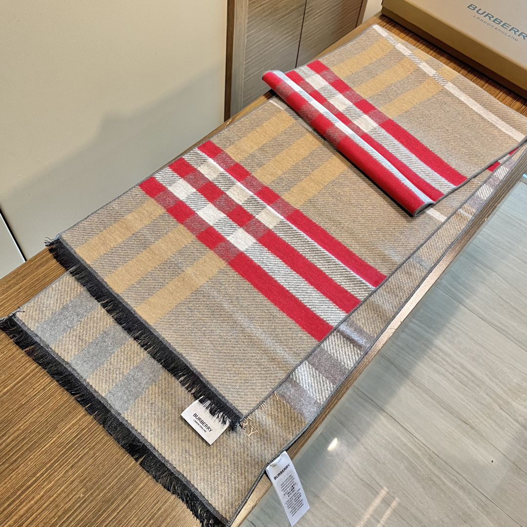 巴宝莉男仕围巾新款到货！海外原单，专柜原版，👏🎀️精美 今年超流行的款✨颜色随便百搭精神现👍💓🎀时尚级惊